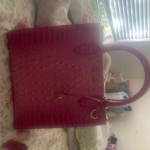 Brahmin Tote purse barely used, no marks. Also contains strap